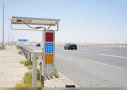 شرطة أبوظبي تُطبق منظومة "تنبيه السائقين في الحالات الطارئة"