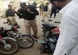 مقتل شخص و اصابة ثلاثة آخرین اثر تفجیر دراجة ناریة فی مدینة بشاور