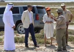 السفير الفرنسي يزور المواقع الآثرية بجزيرة السينية في أم القيوين