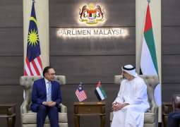 خالد بن محمد بن زايد يلتقي رئيس الوزراء الماليزي