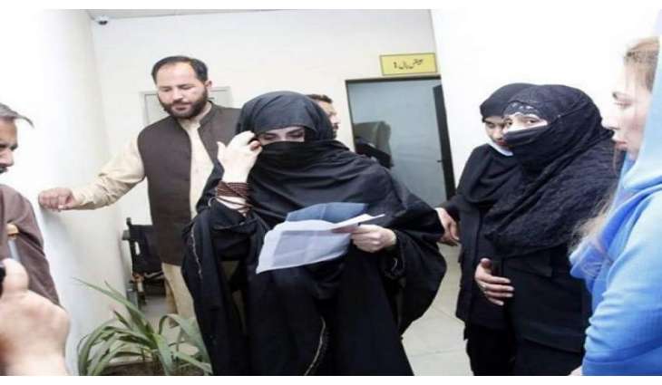 الحکومة تقرر منع زوجة عمران خان من من السفر للخارج