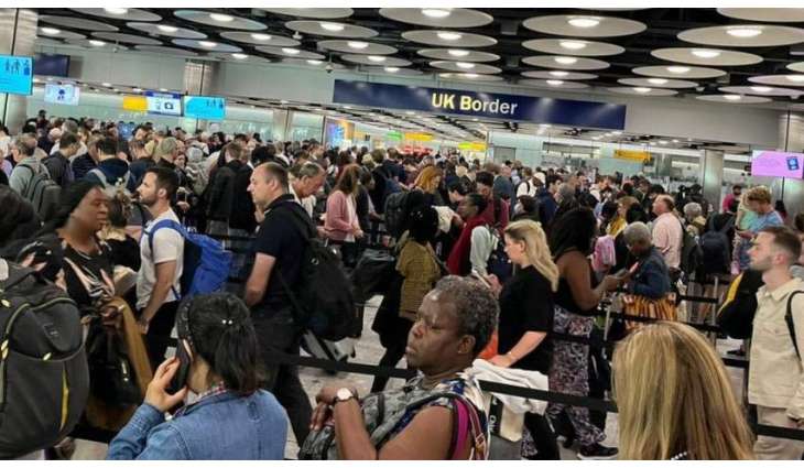 Passengers Arriving at UK Airports Face Long Delays as Passport E-Gates Fail - Reports