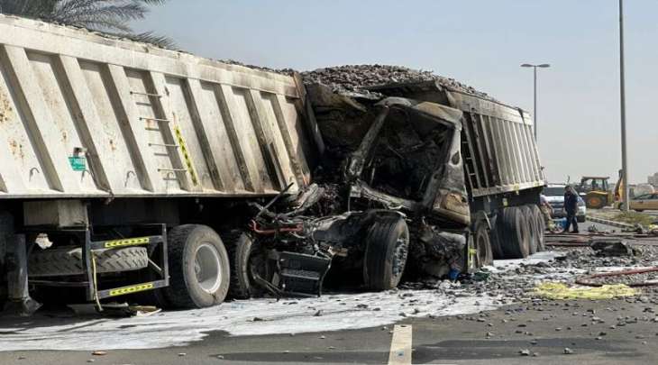 مصرع سائق آسیوي اثر تصادم شاحنتین فی منطقة رأس الخیمة بدولة الامارات