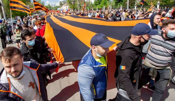 Moldovan Police Say 180 People to Be Fined for Wearing St. George's Ribbons on Victory Day