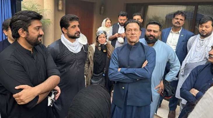زعیم حزب حرکة الانصاف عمران خان یصل الی مقر اقامتہ فی مدینة لاھور بعد الافراج عنہ