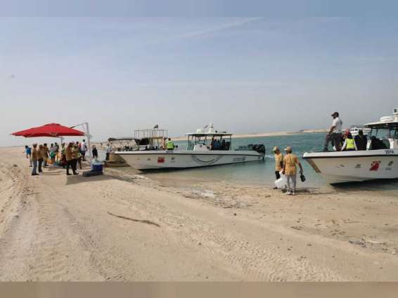 شرطة دبي تنظم مبادرة "سواحل نظيفة" 