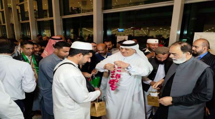شاھد : وزیر الشوٴون الدینیة و السفیر السعودي یرافقان الحجاج الی المطار