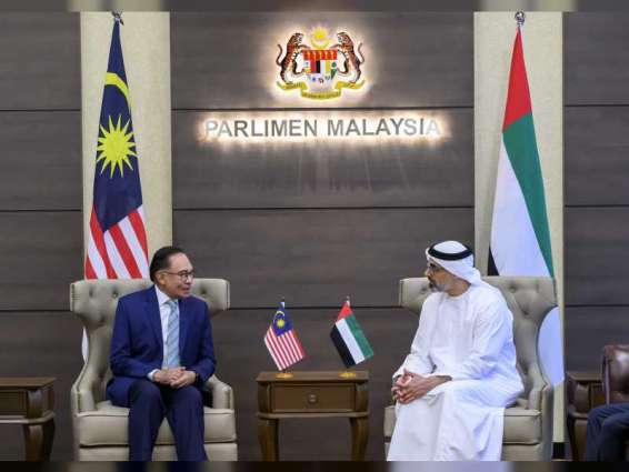 خالد بن محمد بن زايد يلتقي رئيس الوزراء الماليزي