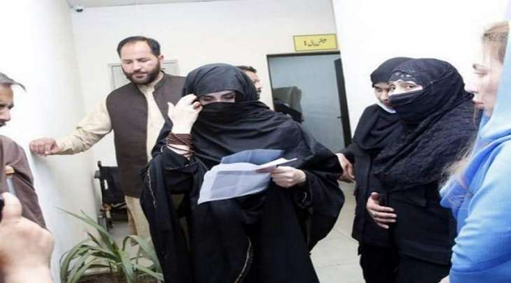 الحکومة تقرر منع زوجة عمران خان من من السفر للخارج