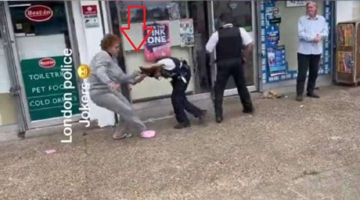 شاھد : شرطي یتعرض للاعتداء علی ید امرأة فی أحد شوارع مدینة لندن