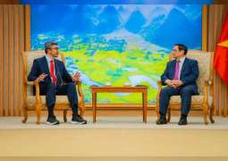 Abdullah bin Zayed discusses promoting joint cooperation with Vietnamese Prime Minister