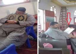وفاة رجل داخل مسجد وھو یحتضن المصحف في محافظة البحیرة بمصر