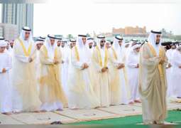 سعود بن صقر القاسمي يؤدي صلاة عيد الأضحى بمصلى العيد الكبير