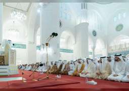 سلطان القاسمي يؤدي صلاة عيد الأضحى في مسجد الشارقة