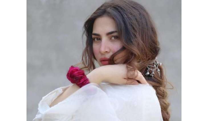 Naimal Khawar Khan unveils summer hair with bangs in viral selfie