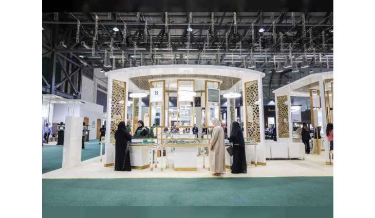 أنامل إماراتية مبدعة تجتذب أنظار زوار معرض جواهر الإمارات