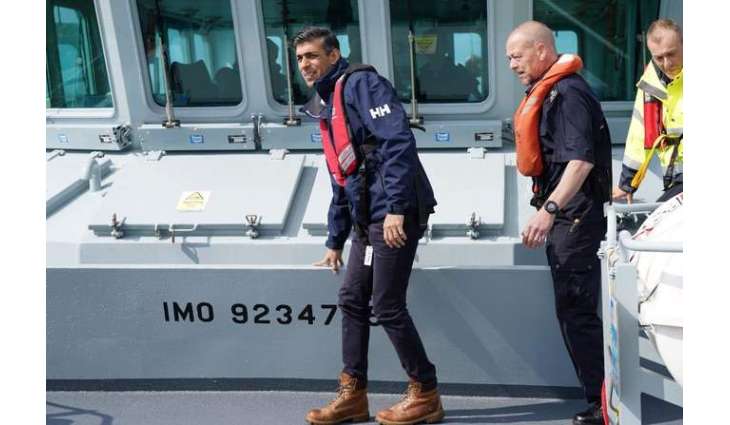 UK to Move Thousands of Migrants to Barges, Airfields in Coming Months - Home Office