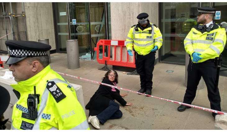 London Police Arrest 4 Climate Activists for Throwing Paint Over Office Building