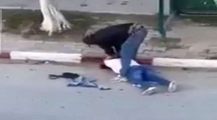 شاھد : امرأة تونسیة تتعرض للاعتداء علی ید رجل وسط شارع عام