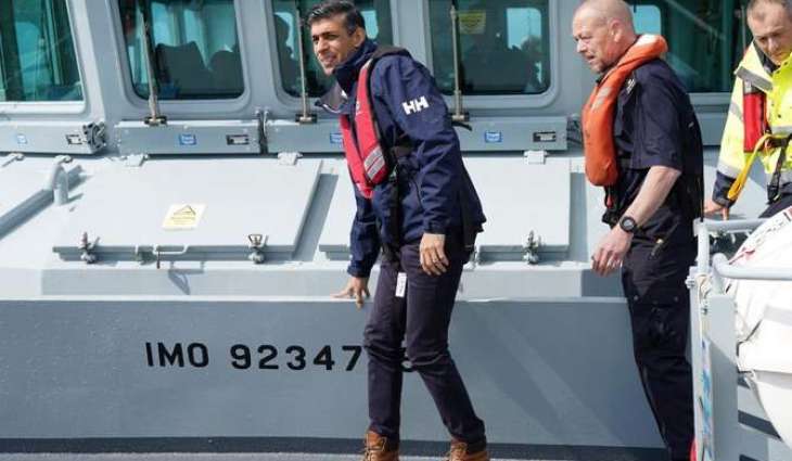 UK to Move Thousands of Migrants to Barges, Airfields in Coming Months - Home Office
