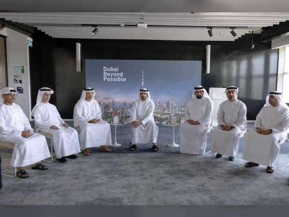 حمدان بن محمد يطّلع على سير العمل في "دبي للاقتصاد والسياحة"