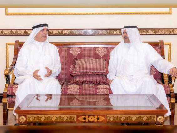 حاكم الفجيرة يطلع على مبادرات "أوقاف دبي" الانسانية
