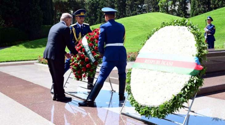 PM Shehbaz visits mausoleum of national leader of Azerbaijan Heydar Aliyev in Baku


 