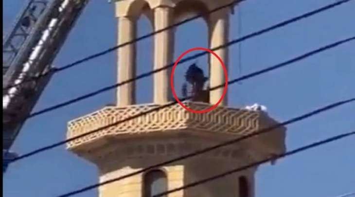 شاھد : شاب مصري یحاول الانتحار من أعلی مئذنة مسجد