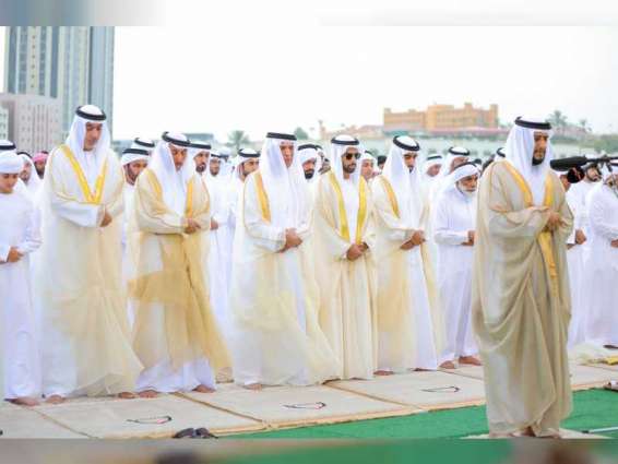 سعود بن صقر القاسمي يؤدي صلاة عيد الأضحى بمصلى العيد الكبير