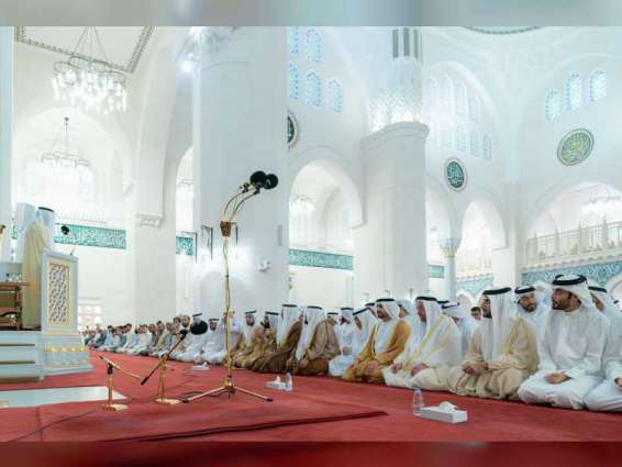 سلطان القاسمي يؤدي صلاة عيد الأضحى في مسجد الشارقة