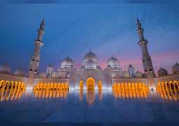 165661مرتادا لجامع الشيخ زايد الكبير في أبوظبي خلال إجازة عيد الأضحى