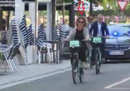 شاھد : وزیر البیئة الاسبانیة تقود دراجة في طریقھا الی مقر موٴتمر المناخ