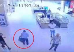 شاھد : شاب یطلق النار علی خطیبتہ السابقة داخل متجر بالأردن