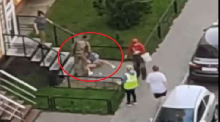 شاھد : امرأة روسیة تتعرض للاعتداء بالضرب من قبل جندي