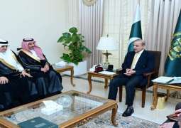 رئیس الوزراء شھباز شریف یستقبل نائب وزیر الصناعة و الثروة المعدنیة السعودي