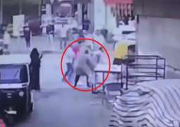 شاب مصري یقتل فتاة أمام والدتھا وسط شارع عام بسبب رفضھا الزواج منہ
