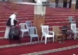 شاھد : وفاة موٴذن أثناء قراة القرآن الکریم قبل صلاة الفجر داخل مسجد بغزة