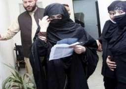 زوجة رئیس الوزراء السابق عمران خان توٴکد بأنہ في حالة جیدة داخل السجن