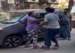 شاھد : امرأة تصفح رجلا بعدما صدم سیارتھا في الھند