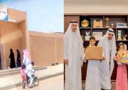 تکریم طفل سعودي یعید شقیقتہ من المدرسة علی دراجة ھوائیة