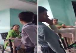 شاھد : معلمة ھندوسیة تطلب من الطلاب صفع طالب مسلم داخل الفصل