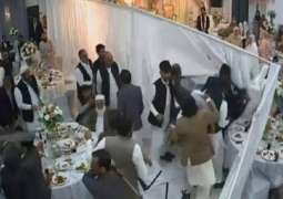 شاھد : مشاجرة جماعیة أثناء تناول الطعام في حفل زفاف بانجلترا