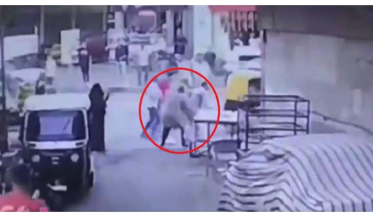 شاب مصري یقتل فتاة أمام والدتھا وسط شارع عام بسبب رفضھا الزواج منہ
