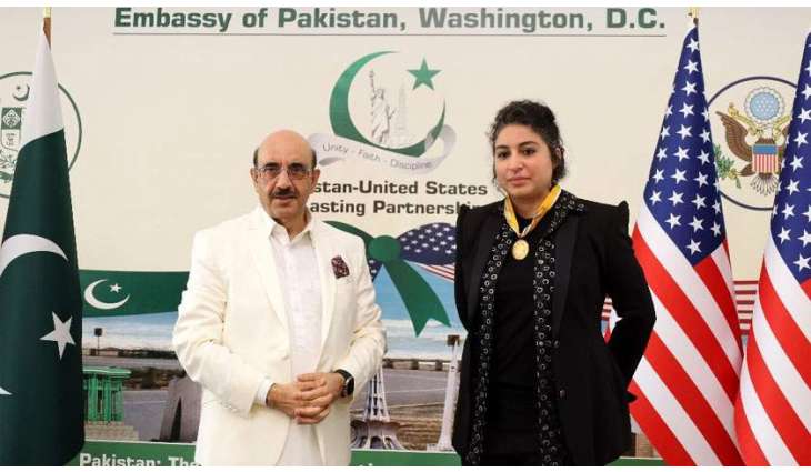Masood Khan decorates Urooj Aftab with President’s ‘Pride of Performance’ Award