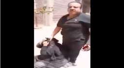 رجل مصري یعتدی علی شقیقتہ وسط شارع عام بعد أن طالبت منہ المیراث