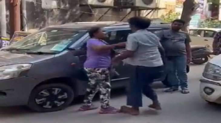 شاھد : امرأة تصفح رجلا بعدما صدم سیارتھا في الھند