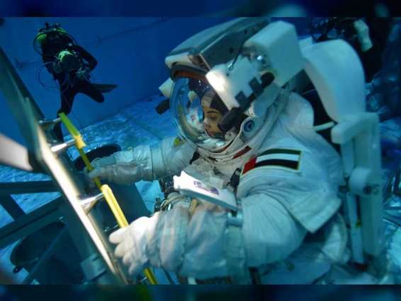 نورا المطروشي ومحمد الملا يخوضان تدريبات السير في الفضاء داخل مختبر الطفو المحايد بـ"ناسا"