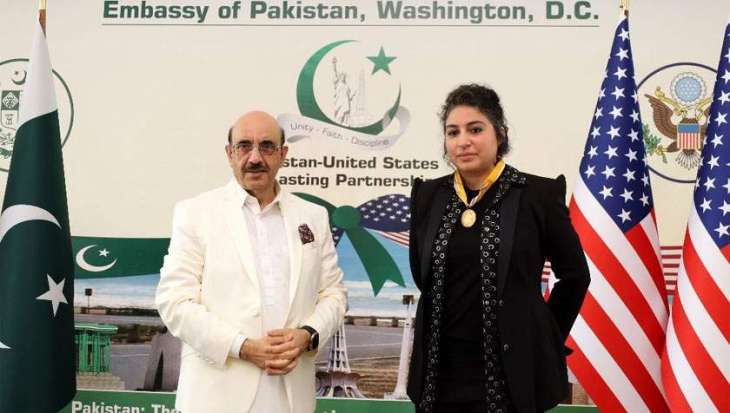 Masood Khan decorates Urooj Aftab with President’s ‘Pride of Performance’ Award