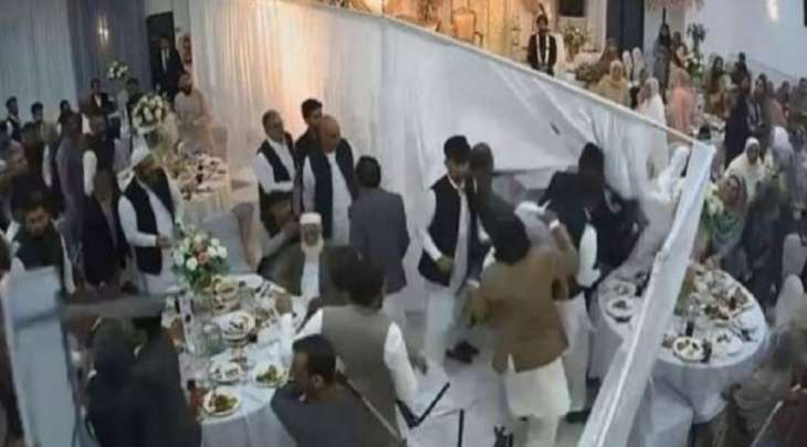 شاھد : مشاجرة جماعیة أثناء تناول الطعام في حفل زفاف بانجلترا
