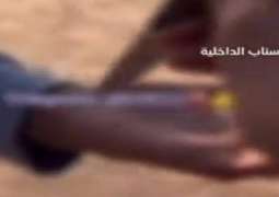 شاھد : شخصین یعتدیان علی رجل بسلاح أبیض في منطقة القصیم بالسعودیة